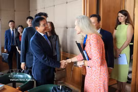 El viceprimer ministro Nguyen Van Thang y la subdirectora general de la Organización Mundial del Comercio (OMC), Jennifer DJ Nordquist. Foto: VNA