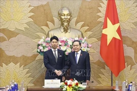 El presidente de la Asamblea Nacional de Vietnam, Tran Thanh Man (derecha) y el director de la División Juvenil del Partido Liberal Democrático (PLD) de Japón, Nakasone Yasutaka (Fuente: VNA)
