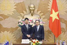 El presidente de la Asamblea Nacional de Vietnam, Tran Thanh Man (derecha) y el director de la División Juvenil del Partido Liberal Democrático (PLD) de Japón, Nakasone Yasutaka (Fuente: VNA)