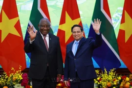El primer ministro vietnamita, Pham Minh Chinh, se reúne con el presidente de Sudáfrica, Matamela Cyril Ramaphosa. (Foto: VNA)