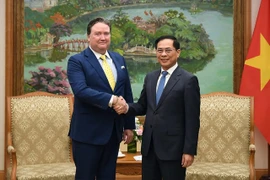 El viceprimer ministro vietnamita, Bui Thanh Son (derecha), recibie al embajador estadounidense en el país indochino, Marc E. Knapper.