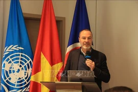 Aymeric Jung, asesor de inversión de impacto y economía regenerativa, participa en el seminario. Foto: VNA