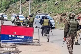 Oficiales de seguridad indios están desplegados en el lugar del mortal ataque terrorista en el norte de la India. (Foto: VNA)