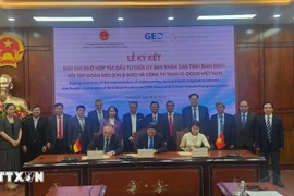 En la ceremonia de firma entre el Grupo GEO (Alemania) y la empresa O-DOOR Vietnam sobre el proyecto del Centro de Formación y Desarrollo de Recursos Humanos en Energías Renovables en la provincia de Gia Lai. (Foto: Sy Thang/VNA)