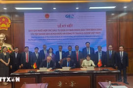 En la ceremonia de firma entre el Grupo GEO (Alemania) y la empresa O-DOOR Vietnam sobre el proyecto del Centro de Formación y Desarrollo de Recursos Humanos en Energías Renovables en la provincia de Gia Lai. (Foto: Sy Thang/VNA)