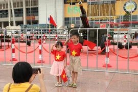 Visitantes se toman fotos con baterías de artillería ceremonial de Vietnam