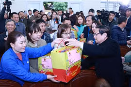 El primer ministro Pham Minh Chinh entrega regalos a las familias beneficiadas de políticas preferenciales (Fuente: VNA)