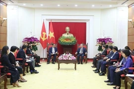 Líder partidista vietnamita recibe al presidente del Grupo Adani de la India