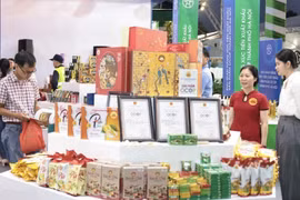 Un stand de OCOP exhibe los productos básicos de Hanoi. (Foto: VNA)
