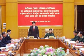 El presidente de Vietnam, Luong Cuong, mantiene una sesión de trabajo con el Ministerio de Defensa (Fuente: VNA)