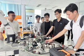 Los estudiantes practican investigaciones en el Centro de Formación del Parque de Alta Tecnología de Ciudad Ho Chi Minh (Fuente: VNA)