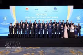 El viceprimer ministro permanente, Pham Gia Tuc, y los delegados que asisten a la Conferencia posan para una foto grupal. Foto: VNA