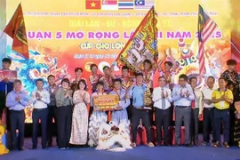 El Comité Organizador otorga el primer premio al grupo Hai Nam Lien Huu - Distrito 5 - Ciudad Ho Chi Minh (Fuente: VNA)