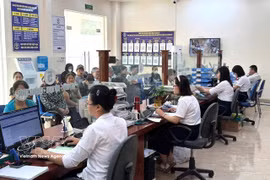 Los funcionarios y empleados públicos de la comuna de Chuyen My, en Hanoi, están dedicados a servir y facilitar la vida de la gente. Foto: VNA.