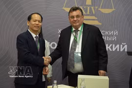 El ministro de Justicia de Vietnam, Hoang Thanh Tung, y su par ruso, Konstantin Chuychenko (Fuente: VNA)