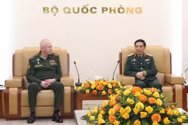 El ministro de Defensa vietnamita, general Phan Van Giang (derecha) recibe al subjefe de la cartera de Defenfa de Rusia, coronel general Alexander Fomin (Fuente: VNA)