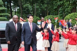 El presidente de Vietnam, Luong Cuong, recibe en el Palacio Presidencial a su homólogo de Sudáfrica, Matamela Cyril Ramaphosa (Fuente: VNA)