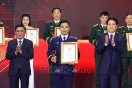 El presidente Luong Cuong (derecha) entrega el premio A al autor y al grupo de autores ganadores. Foto: VNA