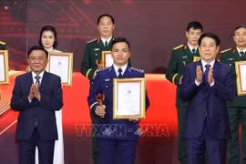 El presidente Luong Cuong (derecha) entrega el premio A al autor y al grupo de autores ganadores. Foto: VNA