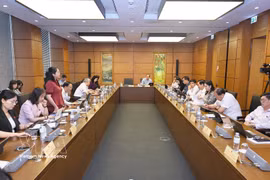 Delegaciones de la Asamblea Nacional de las provincias de Bac Ninh y Ca Mau mantuvieron conversaciones en sus respectivos grupos. (Foto: VNA)