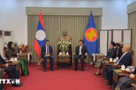 El embajador de Vietnam en China, Pham Thanh Binh, transmite sus felicitaciones al personal de la Embajada de Laos y al embajador Somphone Sichaleune (Fuente: VNA)