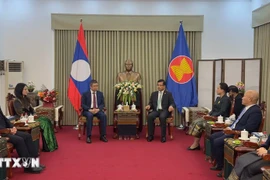 El embajador de Vietnam en China, Pham Thanh Binh, transmite sus felicitaciones al personal de la Embajada de Laos y al embajador Somphone Sichaleune (Fuente: VNA)