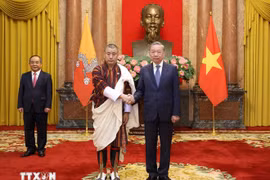 El secretario general del Partido Comunista y presidente del Estado, To Lam (derecha), recibe al embajador de Bután en Vietnam, Kinzang Dorji, quien acude a presentar sus cartas credenciales el 17 de septiembre de 2024. (Foto: VNA)