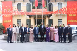 El presidente del Comité Central del Frente del FPV, Do Van Chien, recibe a una delegación de la VKBIA (Fuente: VNA)
