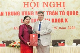 Tran Hai Linh (derecha), miembro del Comité Central del Frente de la Patria de Vietnam y presidente de la Asociación de Empresarios e Inversionistas Vietnam-Corea del Sur (Fuente: VNA)