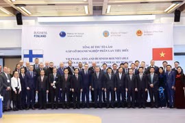 El Secretario General To Lam se reunió con algunas empresas finlandesas en Helsinki, el 21 de octubre de 2025. Foto: VNA