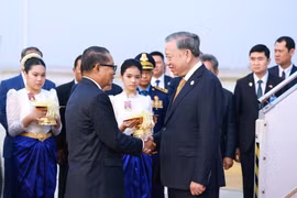 En la ceremonia de bienvenida al secretario general To Lam y a la delegación de alto nivel del Partido y el Estado de Vietnam en el Aeropuerto Internacional de Techo. (Foto: VNA)