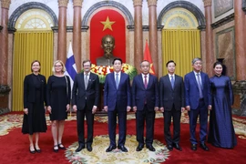 El presidente Luong Cuong (cuarto desde la izquierda) recibe al embajador finlandés Pekka Voutilainen (tercero desde la izquierda). (Foto: VNA)