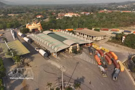 Actividades de importación y exportación en el puesto fronterizo internacional de Lao Bao, provincia de Quang Tri. Foto: VNA