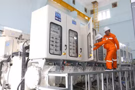Trabajadores de la compañía eléctrica en Ciudad Ho Chi Minh inspeccionan el funcionamiento de la nueva y moderna subestación Cho Lon de 110 kV, cuya finalización está prevista entre 2020 y 2025. Foto: VNA