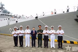 Ceremonia de bienvenida a la delegación de la Armada Popular de Vietnam y al buque 015-Tran Hung Dao a su llegada al puerto naval de Xinzhou (Fuente: qdnd.vn)