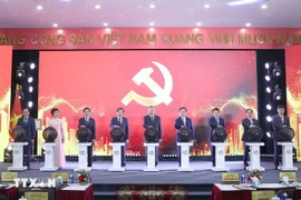 El secretario general del Partido Comunista de Vietnam, To Lam, y los delegados ofician la ceremonia de lanzamiento de la página informativa del XIV Congreso Nacional del Partido de la Agencia vietnamita de Noticias (Foto:VNA)