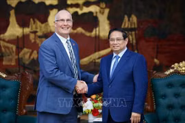 El primer ministro vietnamita, Pham Minh Chinh, recibe a John Moolenaar, congresista por Michigan (Fuente: VNA)
