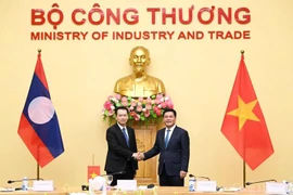 El ministro vietnamita Nguyen Hong Dien y su homólogo laosiano, Malaithong Kommasith (Fuente: VNA)
