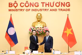 El ministro vietnamita Nguyen Hong Dien y su homólogo laosiano, Malaithong Kommasith (Fuente: VNA)