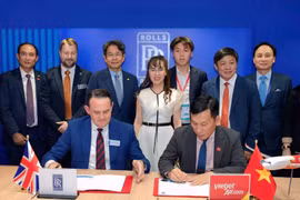En la ceremonia de firma (Fuente: VNA)