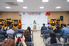La cónsul general de Vietnam en Busan, Doan Phuong Lan, habla en la cita (Fuente: baoquocte.vn)