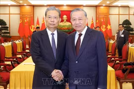 El secretario general To Lam (derecha) ofrece una recepción a Zhao Leji, miembro del Comité Permanente del Buró Político del Comité Central del PCCh y presidente del Comité Permanente de la Asamblea Popular Nacional de China (Fuente: VNA)