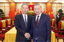 El secretario general To Lam (derecha) ofrece una recepción a Zhao Leji, miembro del Comité Permanente del Buró Político del Comité Central del PCCh y presidente del Comité Permanente de la Asamblea Popular Nacional de China (Fuente: VNA)