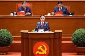 Tran Cam Tu, miembro del Buró Político y miembro permanente del Secretariado del Comité Central del Partido, presenta el Informe (Fuente: VNA)