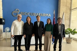 En la reunión entre el embajador de Vietnam en Cuba, Le Quang Long (centro) y representantes del Grupo de las Industrias Biotecnológicas y Farmacéuticas BioCubaFarma (Fuente: VNA)