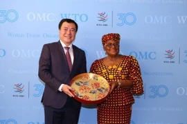 El viceministro de Industria y Comercio, Nguyen Sinh Nhat Tan y la directora general de la OMC, Ngozi Okonjo-Iweala (Fuente: VNA)