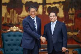 El primer ministro de Vietnam, Pham Minh Chinh (derecha) sostiene una reunión con el embajador japonés, Ito Naoki (Fuente: VNA)