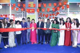 El embajador de Vietnam en India, Nguyen Thanh Hai, y funcionarios de los países cortan la cinta inaugural del Pabellón de Vietnam. Foto: VNA