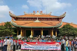 Una delegación de más de 100 vietnamitas residentes en el extranjero, procedentes de 25 países y territorios, visitó el distrito de Cu Chi (Fuente: VNA)