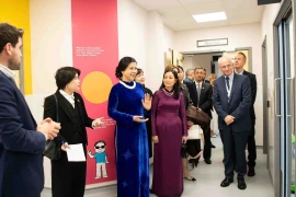 Ngo Phuong Ly, esposa del secretario general del Partido Comunista de Vietnam (PCV), To Lam, visita el Hospital Infantil Evelina de Londres (Fuente: VNA)